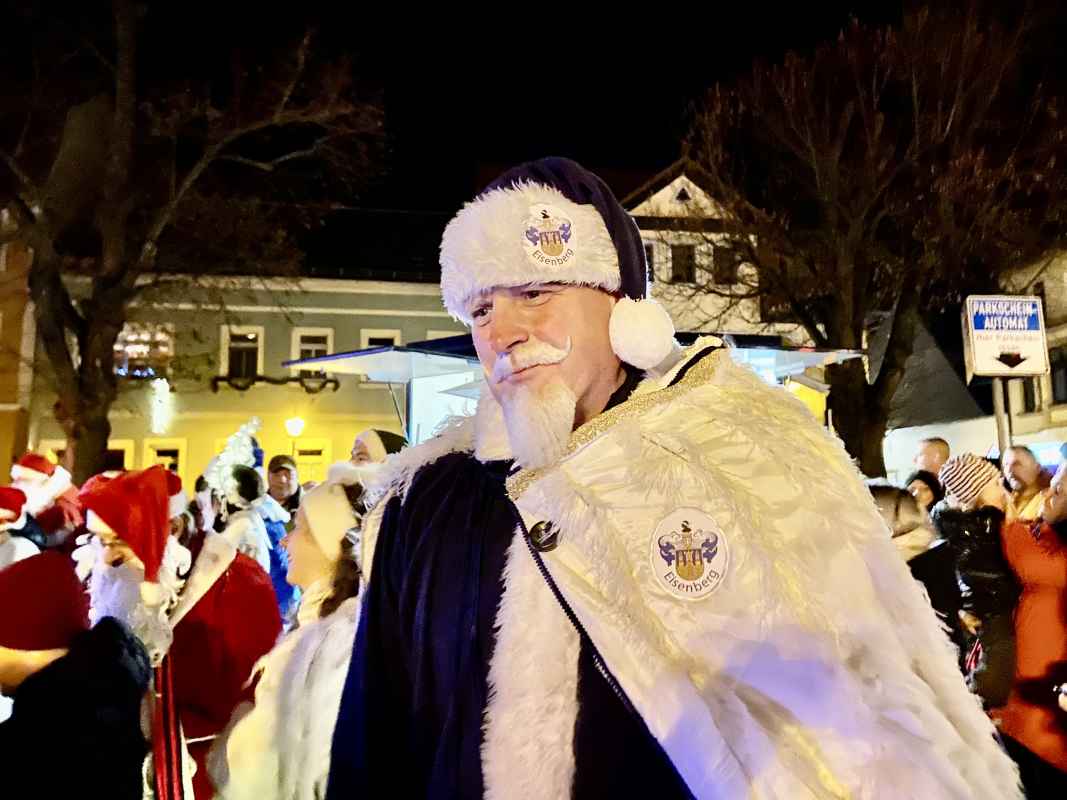 Der Originale Eisenberger Weihnachtsmann im städtischen Blau.