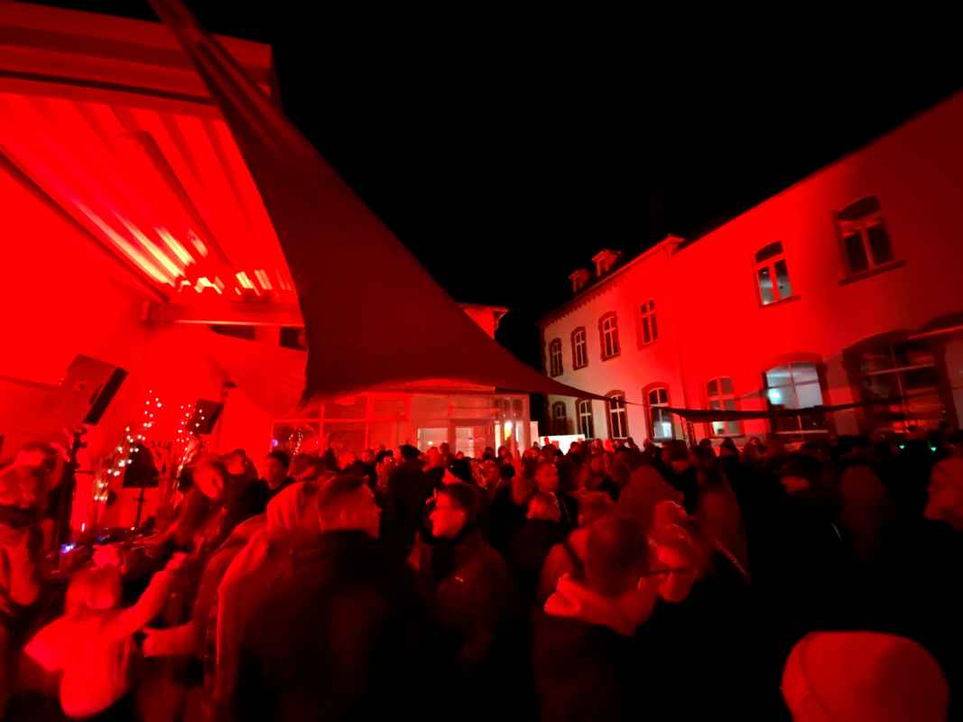 Veranstaltungsareal an der Stadtbibliothek zum Nacht-Weihnachtsmarkt.