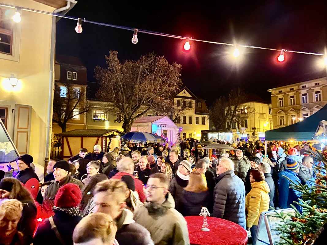 Blick auf den Nacht-Weihnachtsmarkt.