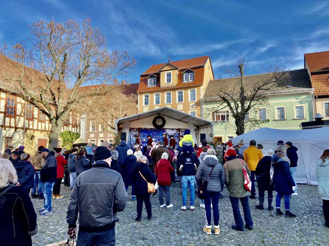 Programm zum Adventsmarkt auf der Bühne.