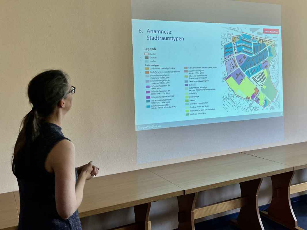 Anja Thor von der EnergieWerkStadt stellt Untersuchungen zum Quartier Eisenberg-West vor