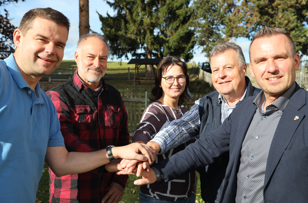 Thomas Neupert von der Sparkasse, Christian Laetsch als Besitzer der Meuschkensmühle, Weißenborns Bürgermeisterin Christiane Putzer, Dietmar Knorr und Eisenbergs Bürgermeister Michael Kieslich (v.L.n.R.).