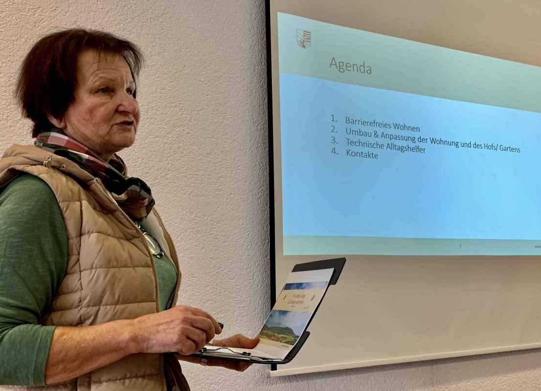 Die Kreisseniorenbeauftragte Eva Bärthel beim Vortrag im Papstsaal.