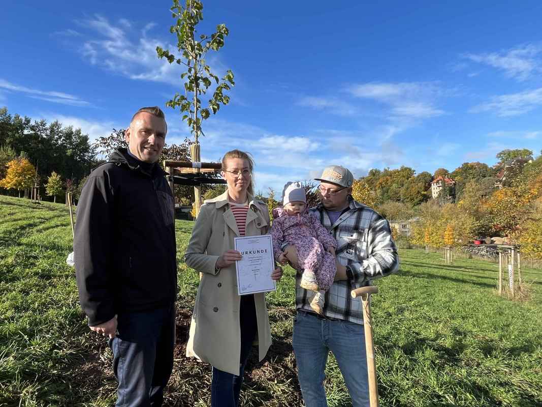 Bürgermeister Michael Kieslich (Links) und eine an der Geburtenbaum-Aktion teilnehmende Familie