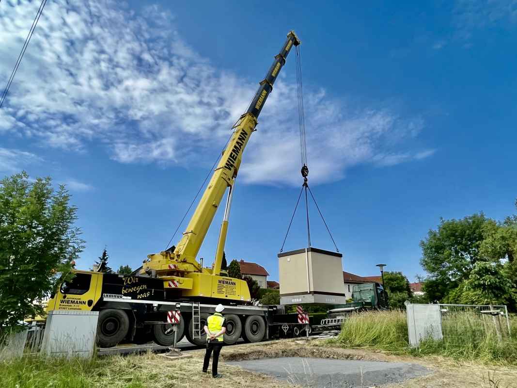 Aufbau der Verteilstation zum Glasfaserausbau