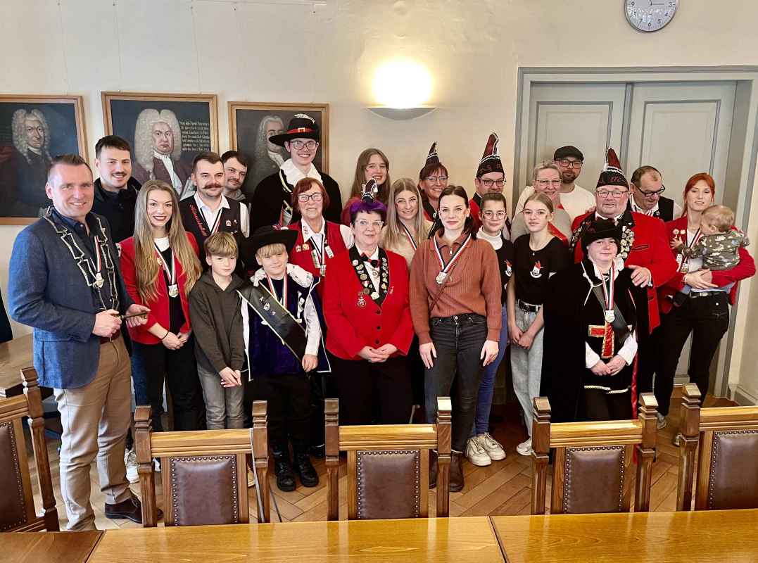 Schlüsselrückgabe im historischen Ratssaal des Rathauses Eisenberg.