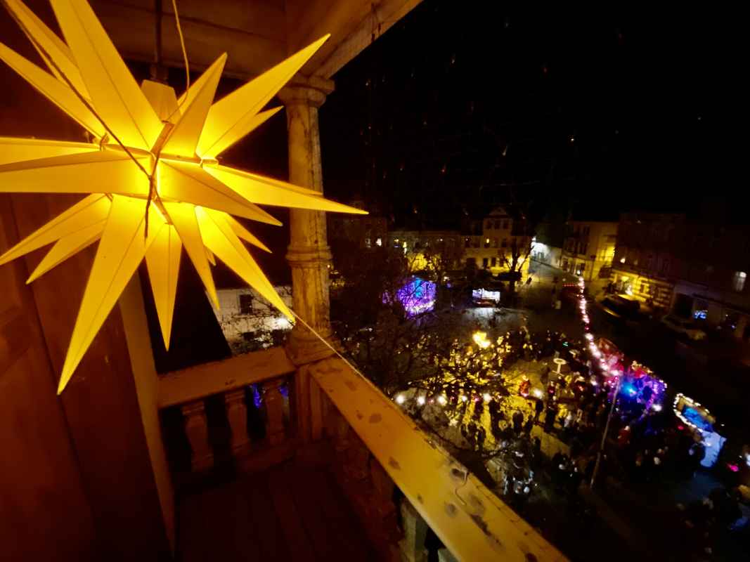 Blick vom Rathausturm auf den Nacht-Weihnachtsmarkt.