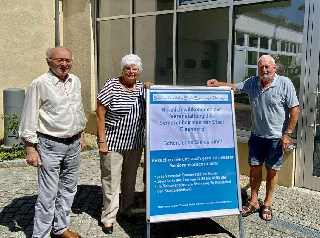 Verkehrsteilnehmerschulung des Seniorenbeirates: Dipl.- Päd. Klaus Burkhardt, Christa Lindner und Joachim Paris begrüßen die Teilnehmer zur Veranstaltung