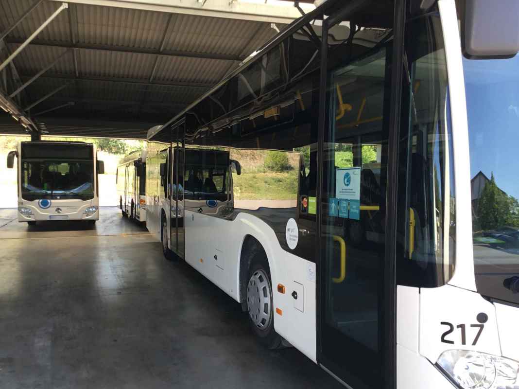 Busse der JES Verkehrsgesellschaft im Depot Eisenberg