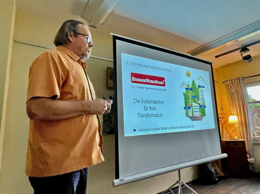 Dr. Kersten Roselt vom Planungsbüro EnergieWerkStadt bei der Bürgerbeteiligungsveranstaltung in de Robertsmühle.