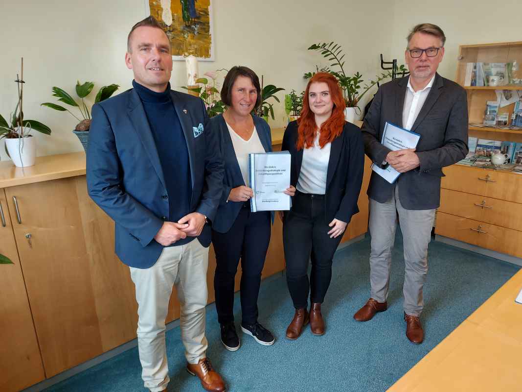 Der Eisenberger Bürgermeister Michael Kieslich, die Vorsitzende der VG Hermsdorf Constance Möbius, CDO Pauline Hahnemann und der Thüringer Finanzstaatssekretär Dr. Hartmut Schubert (v.L.n.R.) zum gemeinsamen Termin in Hermsdorf.